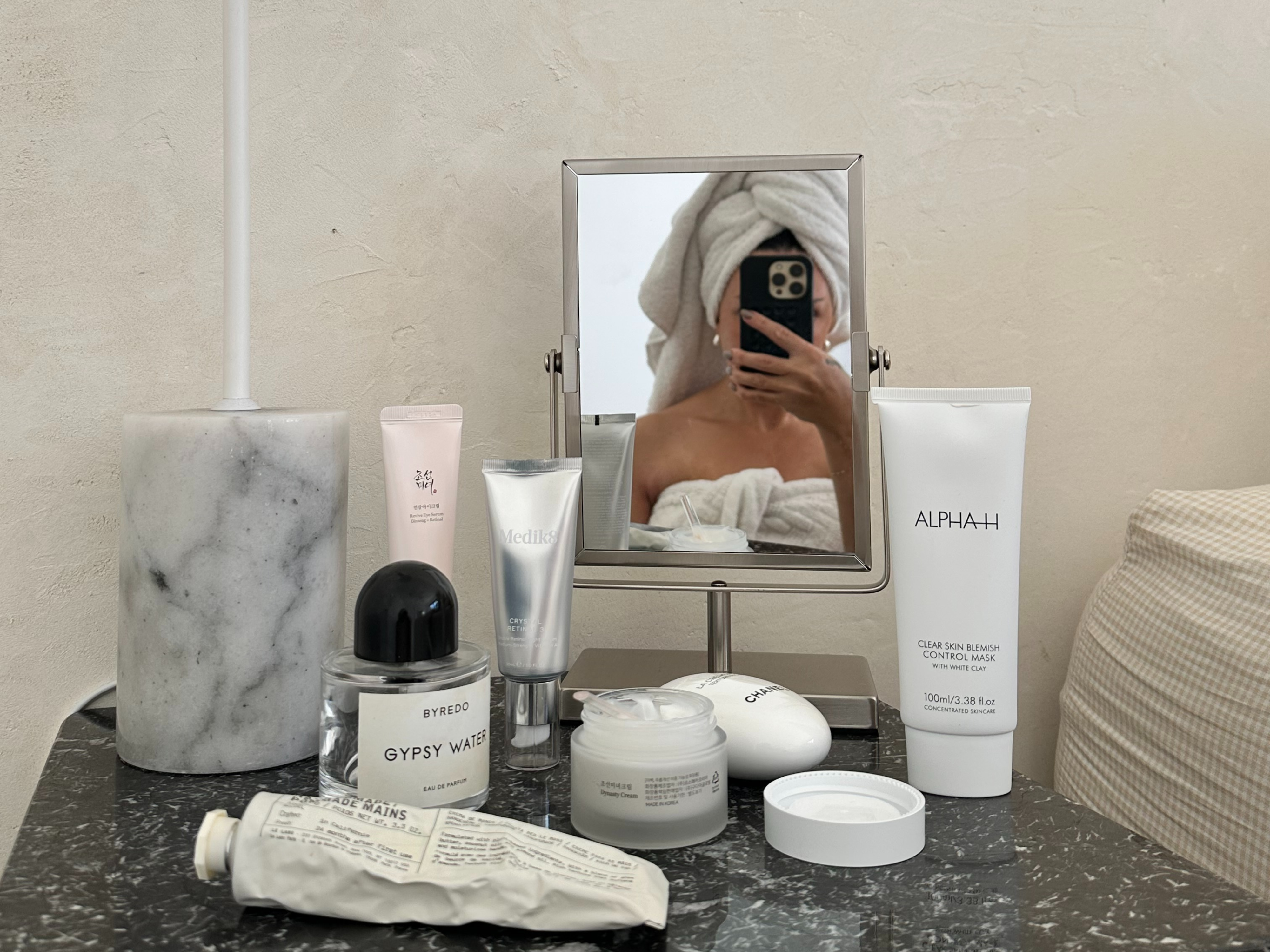 Anti-Aging zu Hause: Wie du mit SKINGLOW und der Elysianne Maske Falten den Kampf ansagst - ELYSIANNE
